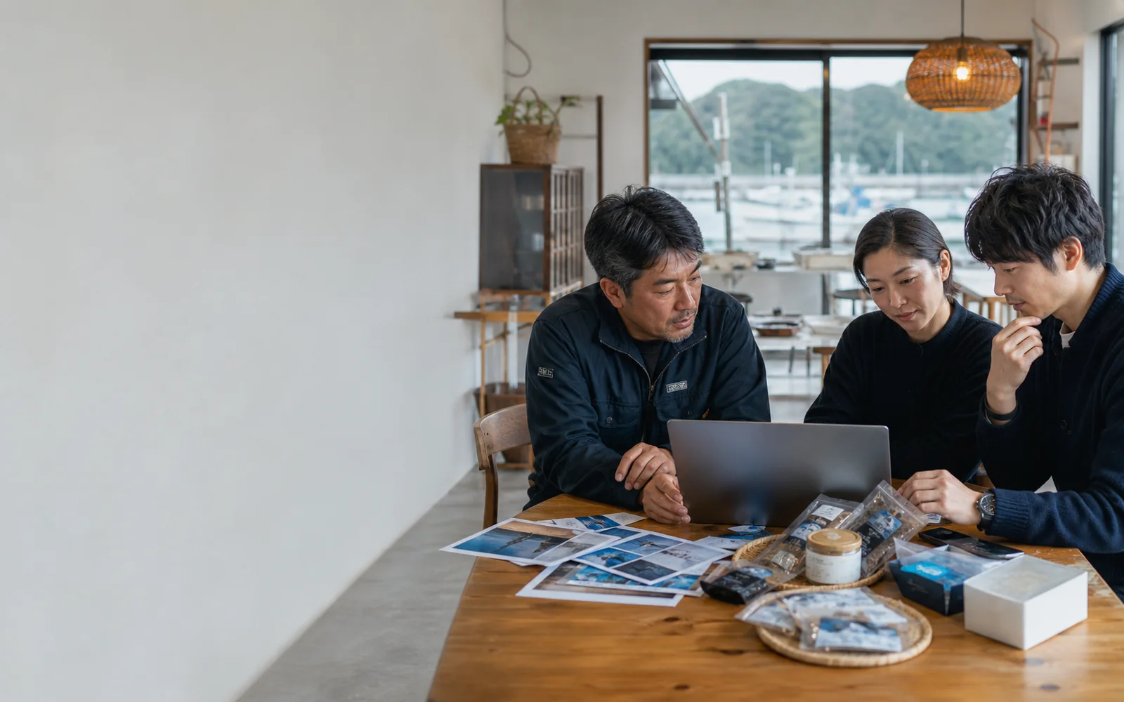 水産商品と施設案内を前に、太地町の事業者と利用者別の情報を相談する様子