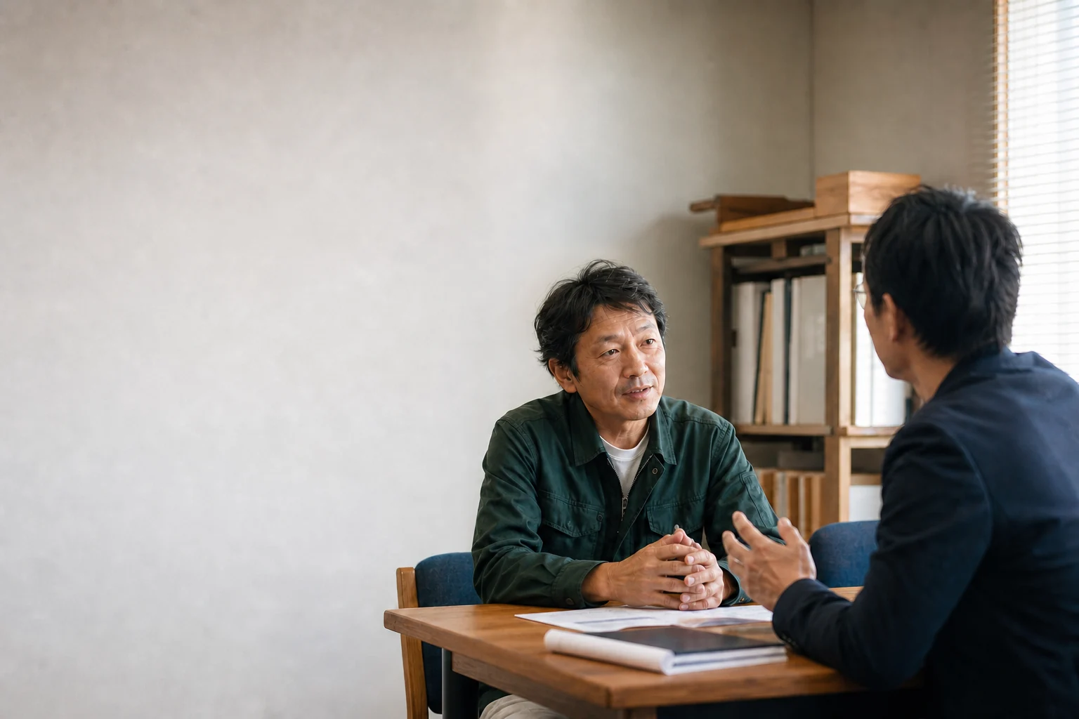 地域の会社を訪問し、経営者から仕事について話を伺う場面
