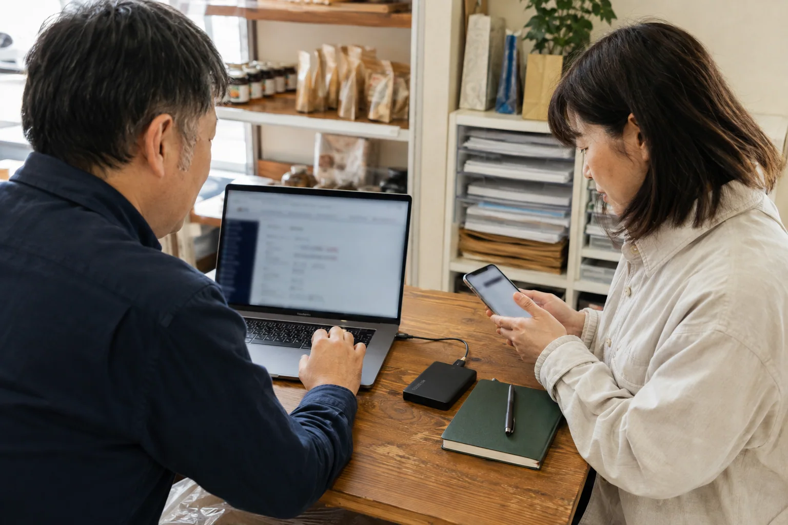 日本の中小企業で管理画面へのログインと問い合わせ受信とバックアップを確認する様子