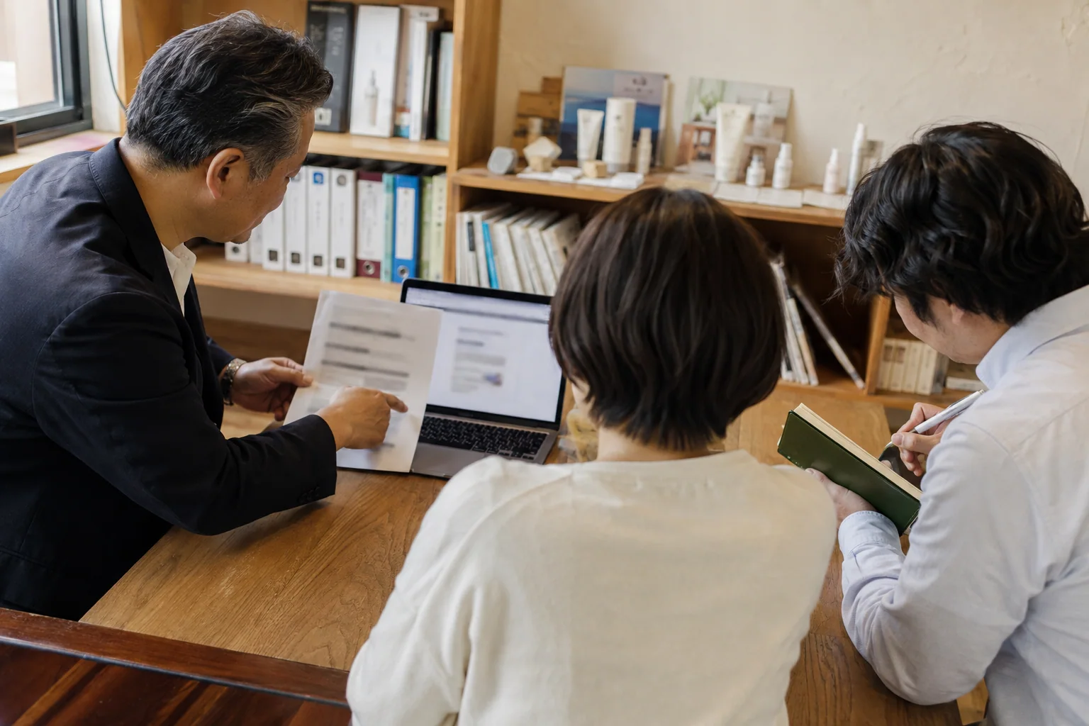 日本の中小企業で未確定サービスの問い合わせ条件と返答担当を確認する様子