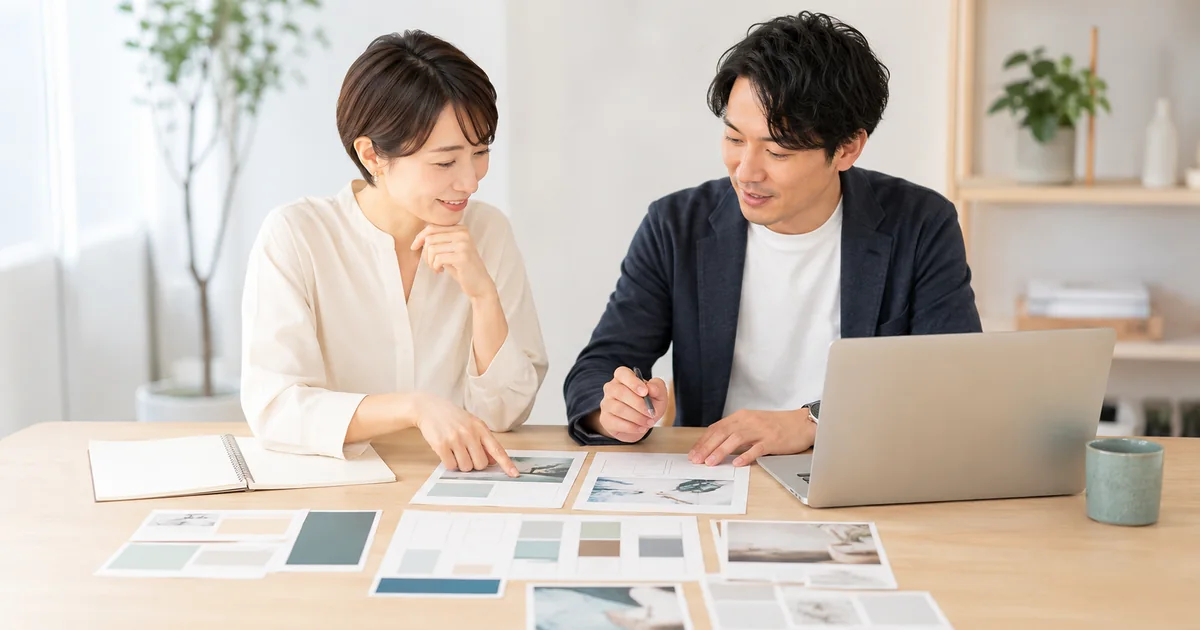 参考サイトのどこが良いかを事業者と制作者が一緒に整理している様子